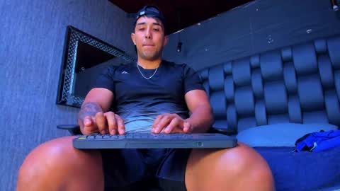 Snapshot of alan_greek_1 chatting on 04/18/26, 02:37 Alan greek online show from 04/18/26, 02:37