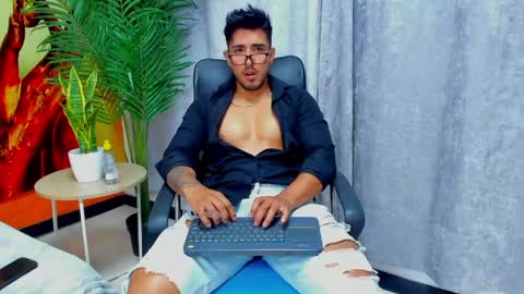 Snapshot of alan_greek_1 chatting on 05/17/26, 05:09 Alan greek online show from 05/17/26, 05:09