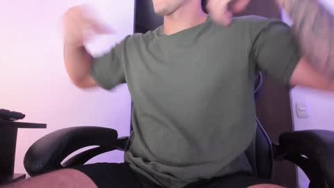 Snapshot of alan_muscle chatting on 12/06/24, 07:32 Alan online show from 12/06/24, 07:32