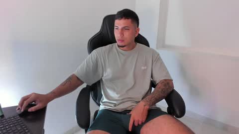 Snapshot of alan_muscle chatting on 01/22/25, 05:16 Alan online show from 01/22/25, 05:16