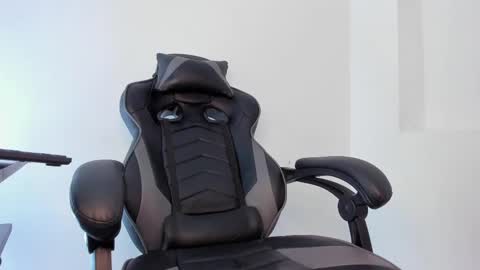 Snapshot of alan_muscle chatting on 02/14/25, 08:42 Alan online show from 02/14/25, 08:42