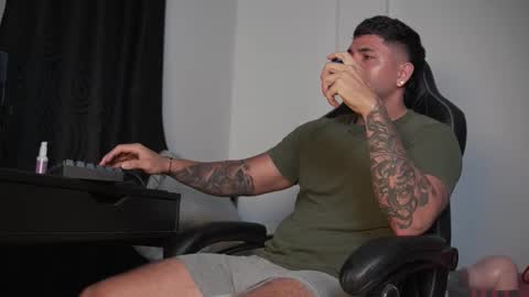 Snapshot of alan_muscle chatting on 11/05/25, 06:13 Alan online show from 11/05/25, 06:13