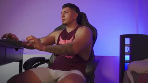 Snapshot of alan_muscle chatting on 11/17/25, 05:24 Alan online show from 11/17/25, 05:24