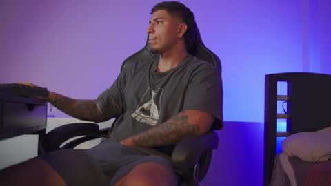 Snapshot of alan_muscle chatting on 11/19/25, 05:40 Alan online show from 11/19/25, 05:40