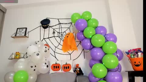 Snapshot of alana_then2 chatting on 10/30/25, 10:21       online show from 10/30/25, 10:21