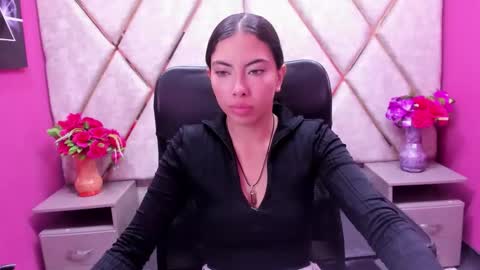 Snapshot of alanahott_ chatting on 12/14/25, 05:02 Alana hot online show from 12/14/25, 05:02