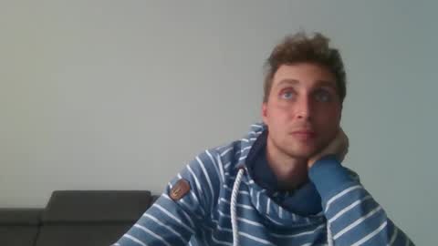 Snapshot of aledewalt chatting on 02/07/25, 01:43 call me on skp alexdewalt online show from 02/07/25, 01:43