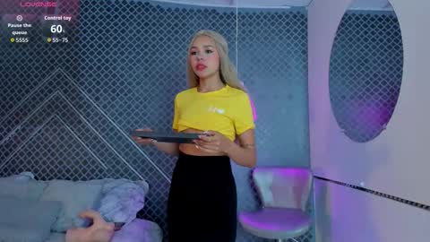 Snapshot of aleja_bloom chatting on 03/26/26, 11:38 aleja_bloom online show from 03/26/26, 11:38