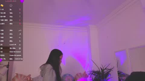 Alejandra online show from 06/17/26, 11:01