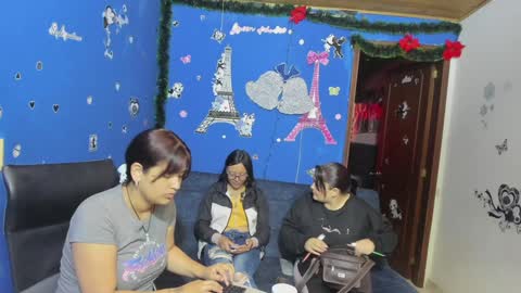 Snapshot of alejita_smithh chatting on 01/21/25, 12:39 zoe and Kataleya online show from 01/21/25, 12:39