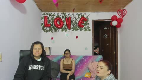 Snapshot of alejita_smithh chatting on 03/06/25, 12:19 zoe and Kataleya online show from 03/06/25, 12:19