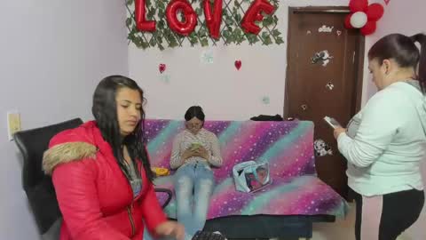 Snapshot of alejita_smithh chatting on 03/11/25, 12:28 zoe and Kataleya online show from 03/11/25, 12:28