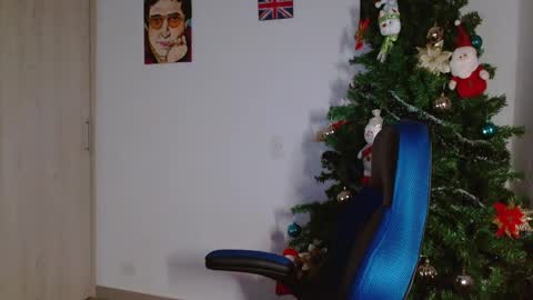 Snapshot of alejo_hot23 chatting on 12/21/25, 01:35 David online show from 12/21/25, 01:35