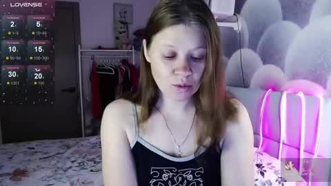 Snapshot of alekasamui chatting on 10/21/25, 11:16 Aleksa online show from 10/21/25, 11:16