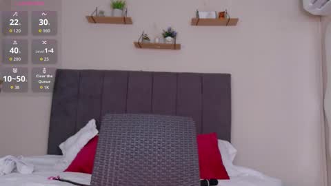 Snapshot of ales_bloom chatting on 10/30/25, 12:50 Ales online show from 10/30/25, 12:50