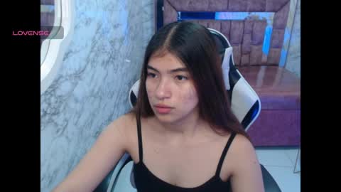 Snapshot of alesia_v chatting on 05/14/26, 03:35 Live 1000pm 600am COLOMBIAN HOUR online show from 05/14/26, 03:35