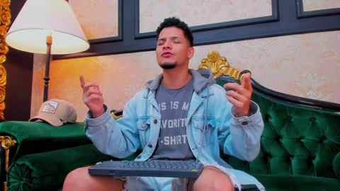 Snapshot of aless_king chatting on 01/19/25, 12:28 Alessandro King online show from 01/19/25, 12:28