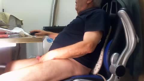 Snapshot of alex47100 chatting on 12/10/24, 03:33 alex47100 online show from 12/10/24, 03:33