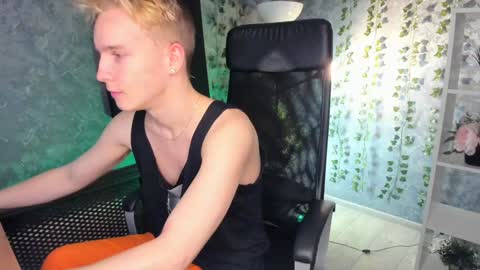 Snapshot of alex__sweet chatting on 12/22/24, 10:17 your Alex online show from 12/22/24, 10:17