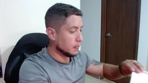 Snapshot of alex_colombia_b chatting on 05/20/26, 01:01 alex online show from 05/20/26, 01:01