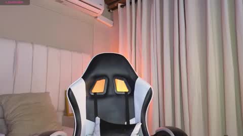 Snapshot of alex_pierce_ chatting on 02/12/26, 07:53 Alex online show from 02/12/26, 07:53