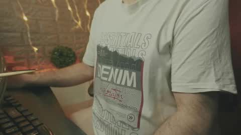 Snapshot of alex_volo chatting on 12/14/25, 02:28 Alex online show from 12/14/25, 02:28