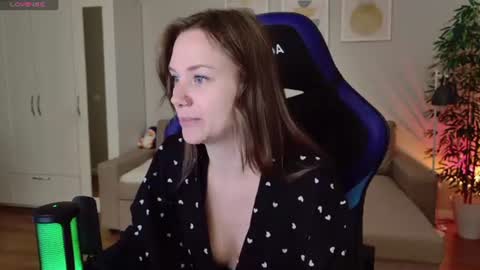Snapshot of alexa_feels chatting on 06/25/26, 04:22 Little Duck homie online show from 06/25/26, 04:22