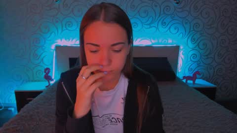 Snapshot of alexabarkley chatting on 12/19/24, 03:29 angel online show from 12/19/24, 03:29