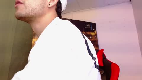 Snapshot of alexgiraldo__ chatting on 04/15/26, 02:40 alexgiraldo__ online show from 04/15/26, 02:40