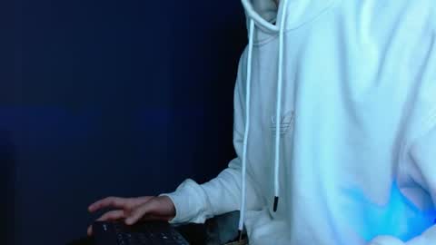 Snapshot of alexgiraldo__ chatting on 05/04/26, 12:23 alexgiraldo__ online show from 05/04/26, 12:23