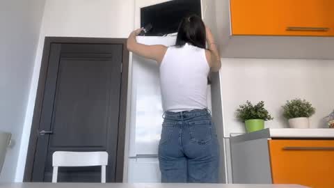 Emila online show from 04/11/26, 10:30