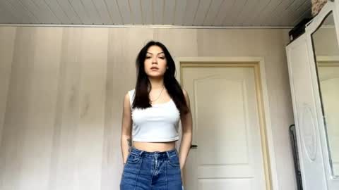 Snapshot of alexiaficke chatting on 04/13/26, 10:32 Emila online show from 04/13/26, 10:32
