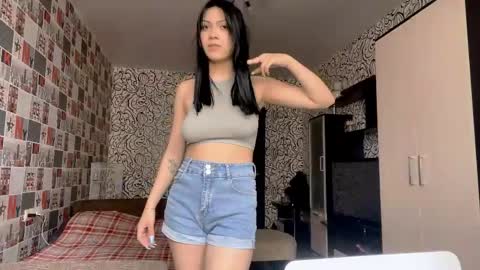 Snapshot of alexiaficke chatting on 04/14/26, 12:22 Emila online show from 04/14/26, 12:22