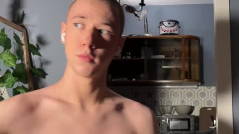 Snapshot of alexwos chatting on 12/10/24, 03:20 Alex online show from 12/10/24, 03:20