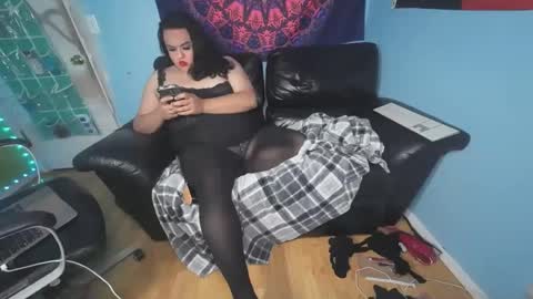 Snapshot of alexxxis2011x3 chatting on 12/01/25, 05:56 alexxxis2011x3 online show from 12/01/25, 05:56