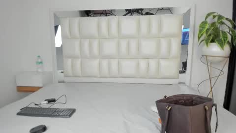 Snapshot of alhana_pulidoo chatting on 12/15/25, 08:24 Alhana online show from 12/15/25, 08:24