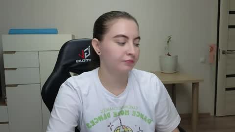 Snapshot of alice_________________________ chatting on 04/23/26, 04:20 Alice online show from 04/23/26, 04:20