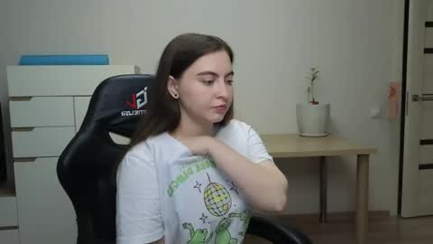 Snapshot of alice_________________________ chatting on 04/29/26, 04:22 Alice online show from 04/29/26, 04:22