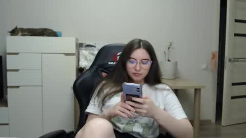 Snapshot of alice_________________________ chatting on 05/13/26, 04:59 Alice online show from 05/13/26, 04:59