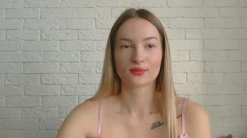 Snapshot of alice_sweet_01 chatting on 11/19/25, 11:21 Alice online show from 11/19/25, 11:21