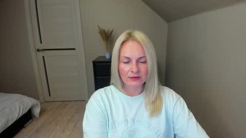 Snapshot of alicee__grace chatting on 10/12/25, 06:51 Alicee online show from 10/12/25, 06:51