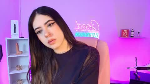 Snapshot of alicee_vixen chatting on 10/22/25, 12:27 Alice online show from 10/22/25, 12:27