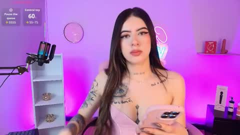 Snapshot of alicee_vixen chatting on 10/27/25, 12:20 Alice online show from 10/27/25, 12:20