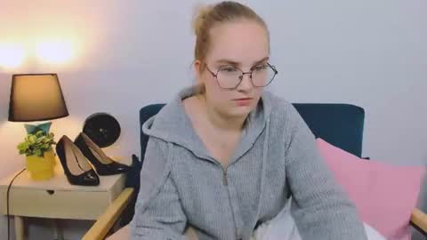 alicesensitive online show from 11/17/25, 03:18