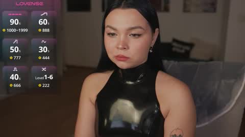 Snapshot of alicesweetlove chatting on 11/25/25, 01:05 Alice online show from 11/25/25, 01:05