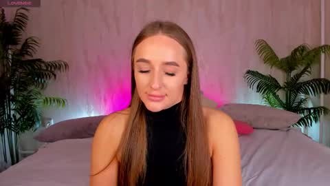 Mia online show from 09/29/25, 01:22