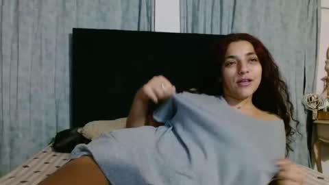 Snapshot of aliciaencalzonesazules chatting on 01/07/25, 05:43 Chris online show from 01/07/25, 05:43