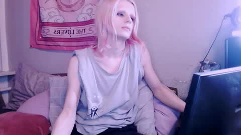 Snapshot of alien_bella chatting on 12/18/25, 01:06 Alien Bella online show from 12/18/25, 01:06