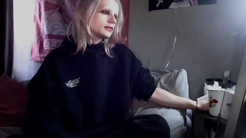 Snapshot of alien_bella chatting on 03/20/26, 08:52 Alien Bella online show from 03/20/26, 08:52