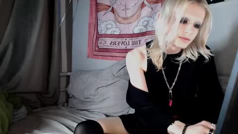 Snapshot of alien_bella chatting on 06/05/26, 12:17 Alien Bella online show from 06/05/26, 12:17